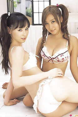 Zwei süße asiatische Mädchen in ihrem Unterkleidungsmodell zusammen für Ihr Vergnügen