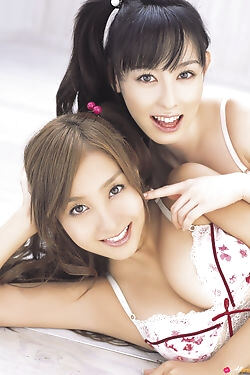 Due ragazze asiatiche carine nel loro modello di biancheria intima insieme per il tuo piacere
