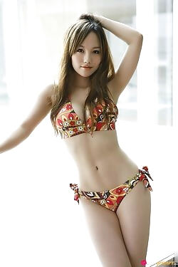 Asiatischer hottie sieht erotisch in ihrem Bikini und Kleid aus