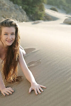 Esta muchacha delgada, de ojos azules modelos en la playa y demostraciones su cifra desnuda