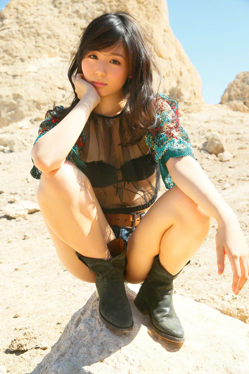 Erotische Fotos mit Rina Koike: Das schöne japanische Mädchen am Strand