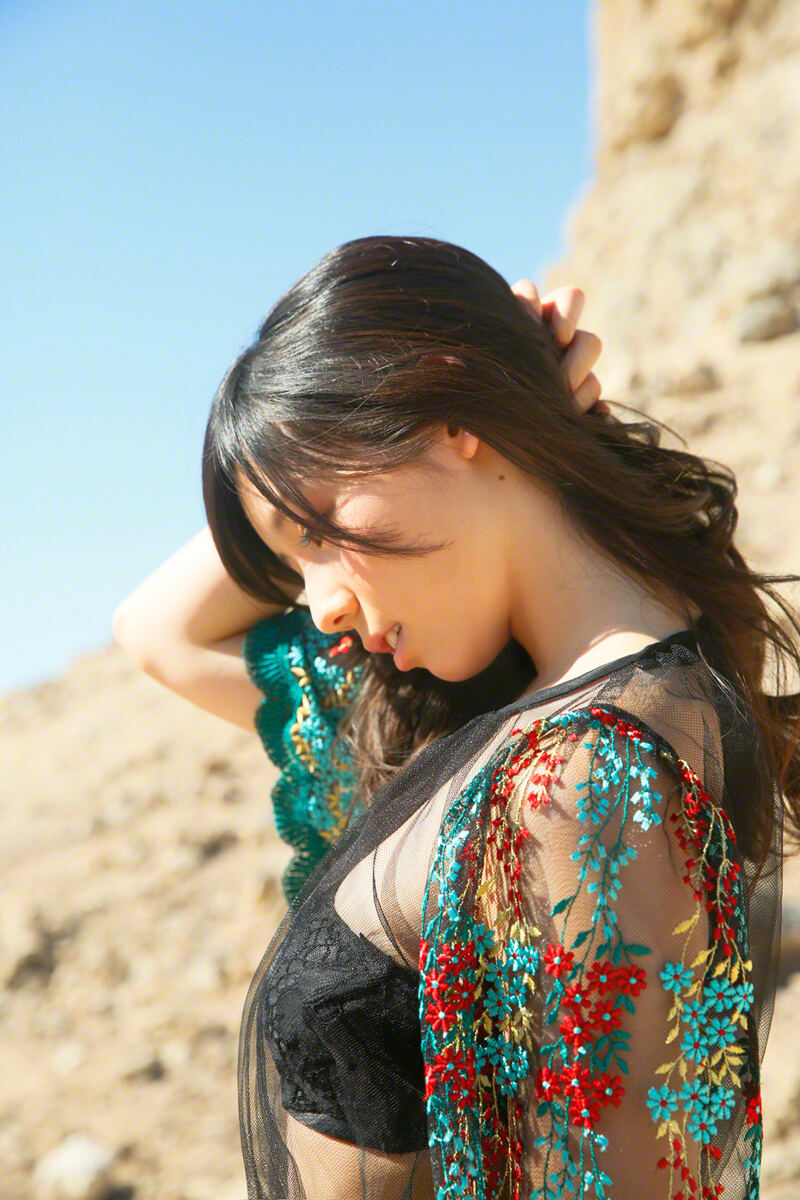 Эротические картинки модели Rina Koike: Красивая японская девочка на пляже