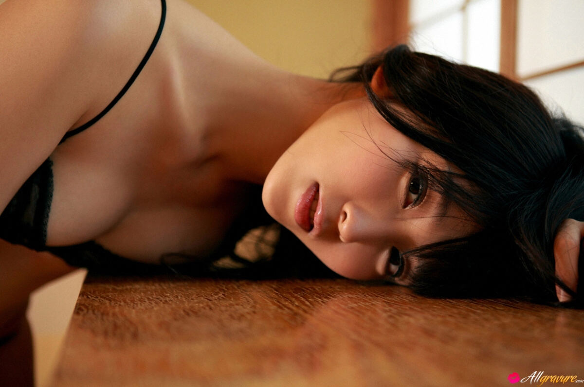 Foto erotiche con Yoshiki Risa: La Bambola giapponese sexy