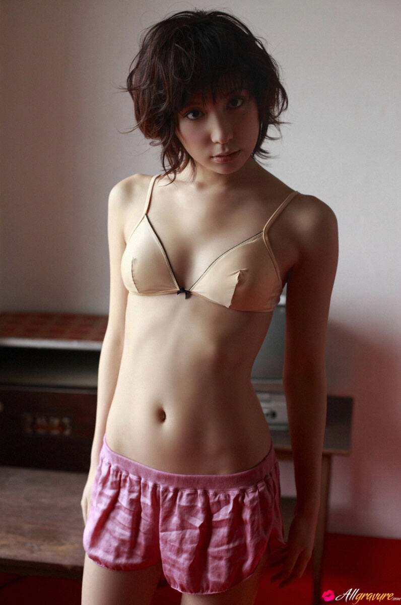 Эротические картинки модели Miu Nakamura: Домашная эротика с красивой азиаткой