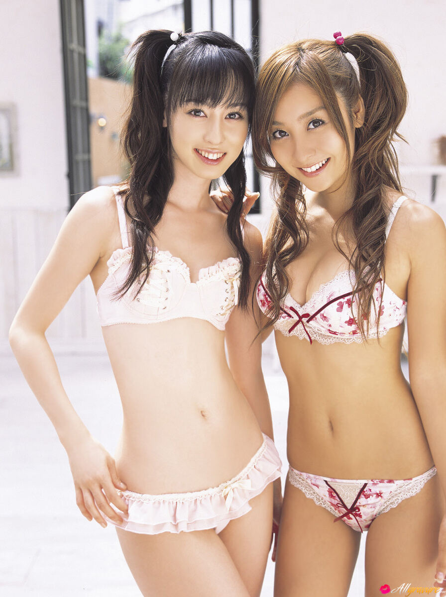 Foto erotiche con Aya Kiguch: Due ragazze asiatiche sexy