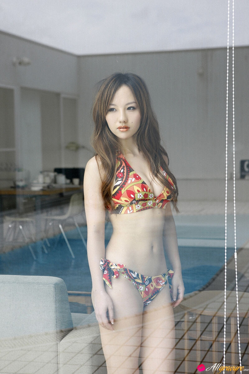Erotic photos with Nana Tanimura: Japanese doll in bikini