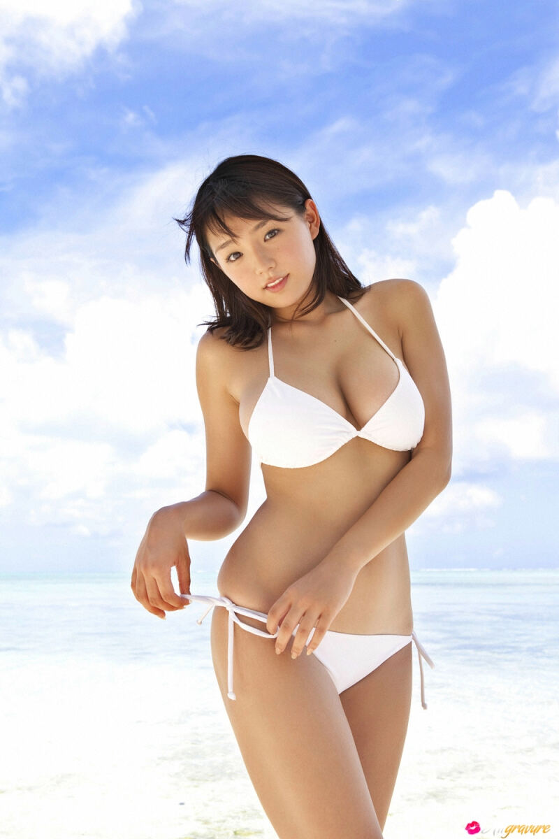 Erotic photos with Ai Shinozaki: Lovely Oriental teen on the beach