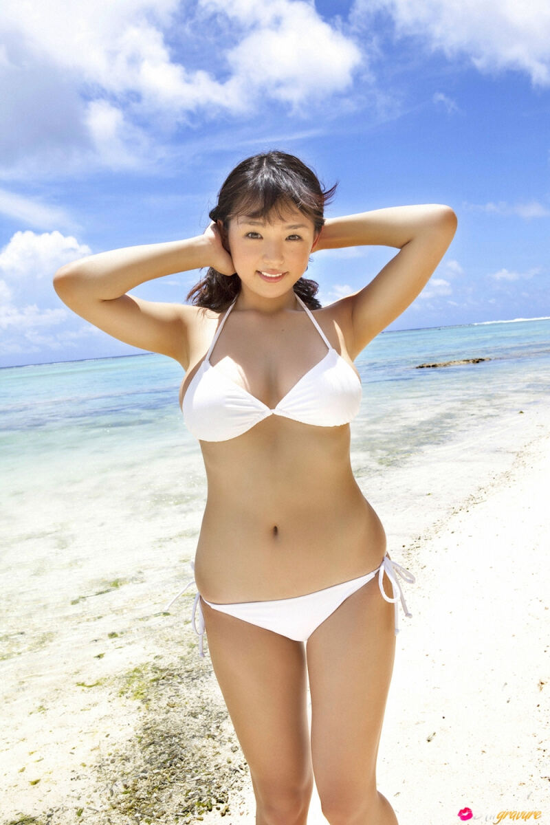 Foto erotiche con Ai Shinozaki: Bella ragazza Orientale sulla spiaggia