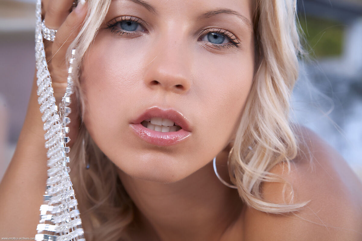Erotic photos with Jenni: Mouthwatering blonde on the villa