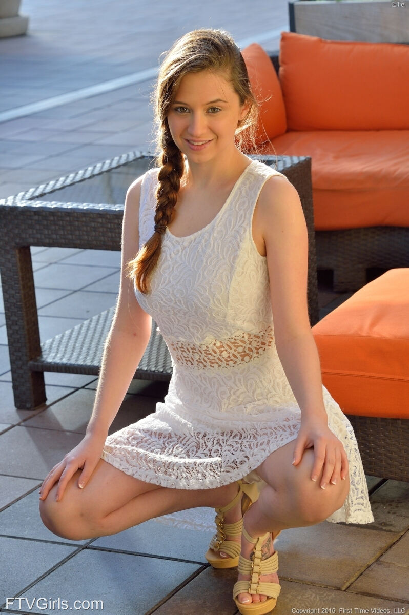 Эротические картинки модели Ellie: Симпатичная девочка в белом платье