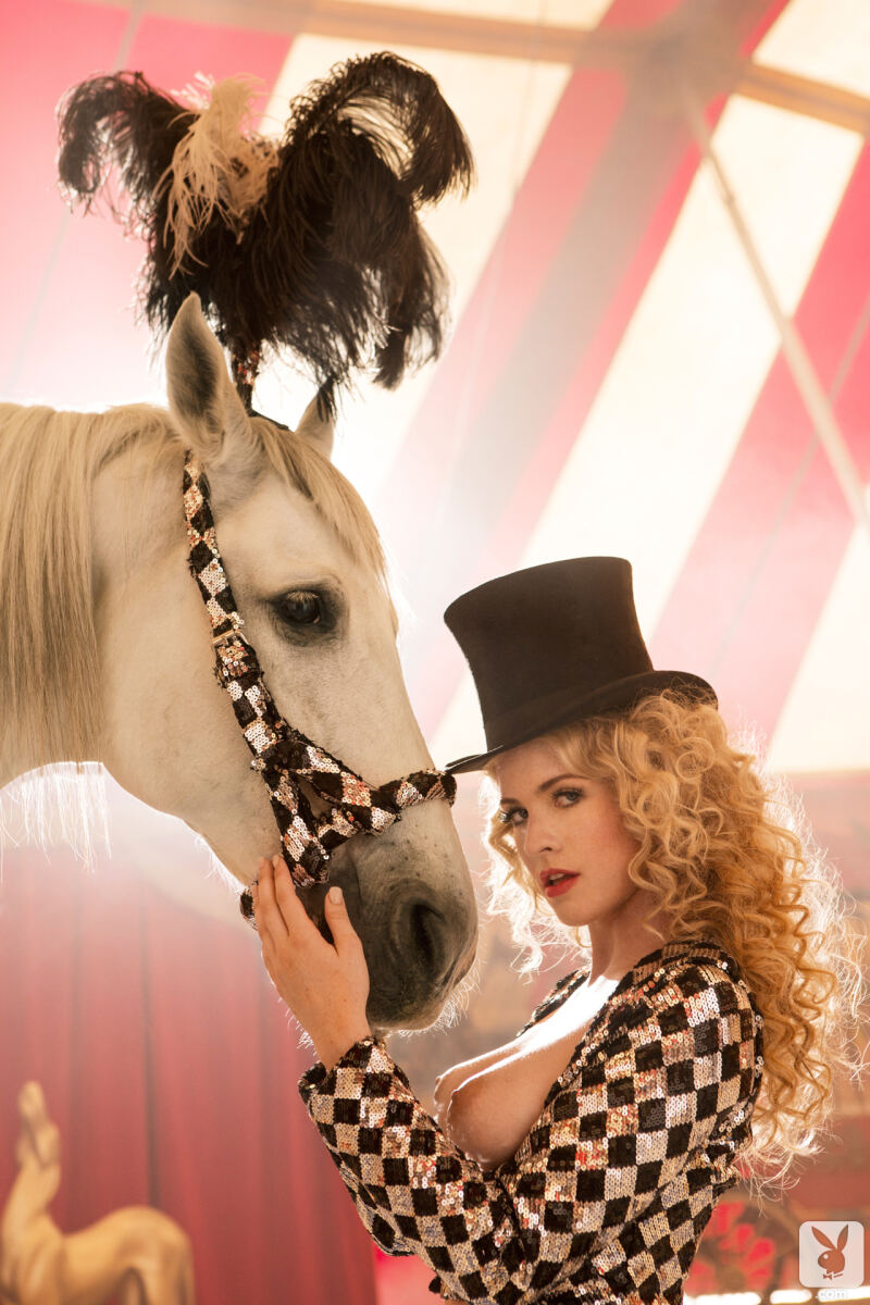 Erotische Fotos mit Carly Lauren: Im Zirkus