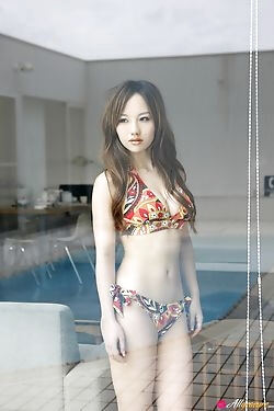 Hottie asiatique semble sexy dans son bikini et robe