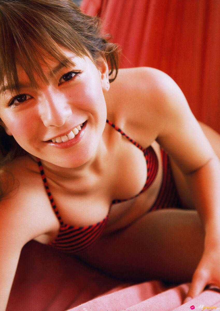 Эротические картинки модели Suzanne: Красивая японская милая девушка