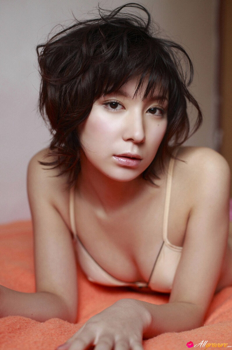 Erotic photos with Miu Nakamura: Home erotic with beautiful babe