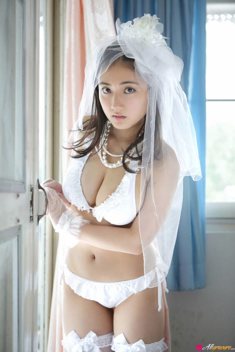 Photos érotiques avec Saaya Irie: La jeune mariée japonaise sexy